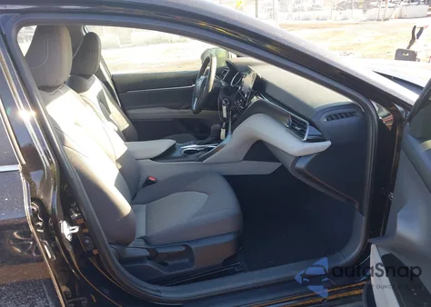 2022 Toyota Camry Le z USA, uszkodzony, nr VIN 4T1C11AKXNU630815